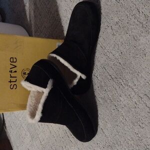 🆕 Cozy Strive Women's Black Slippers